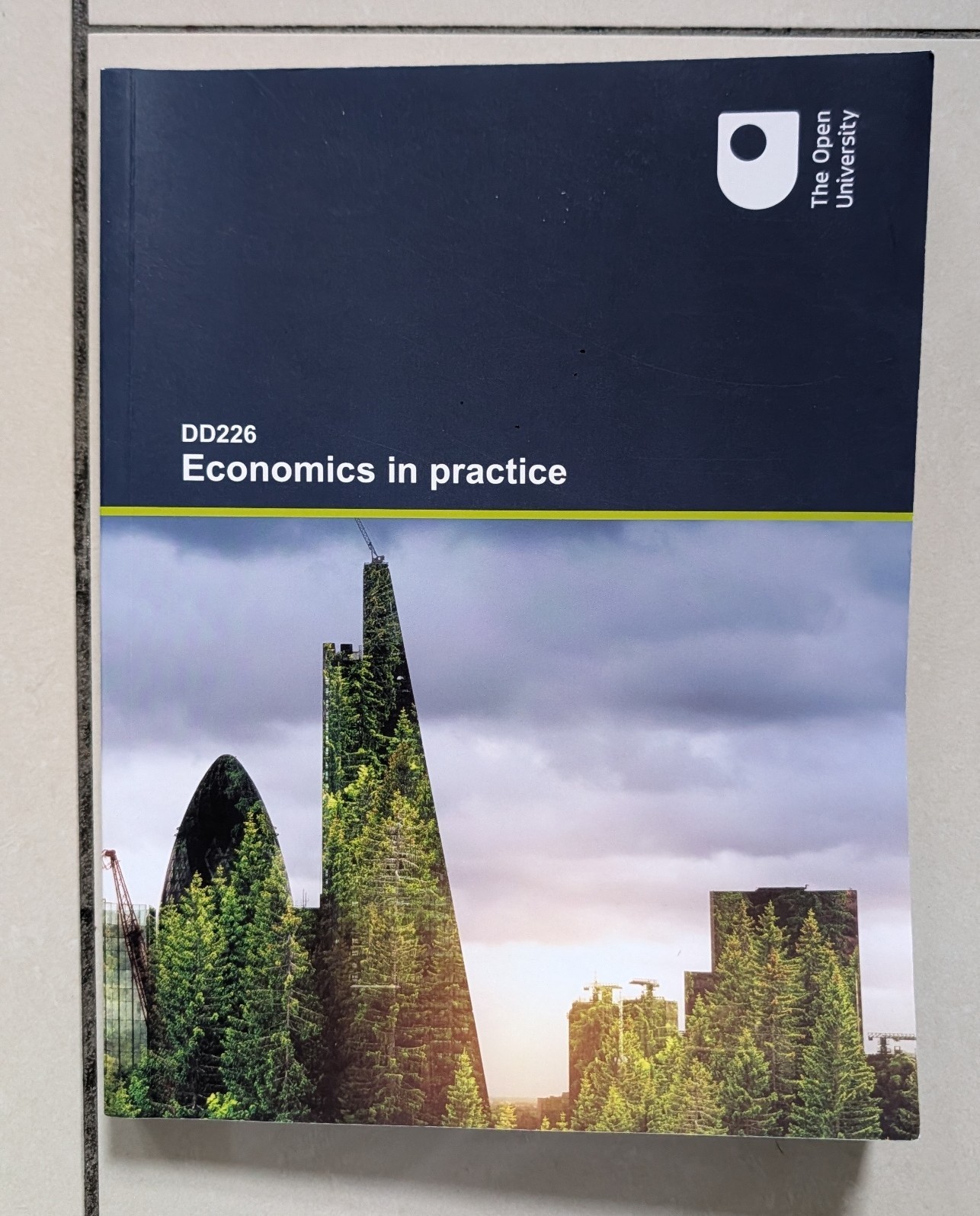 OPEN UNIVERSITY DD226 Economics in practice VERY GOOD CONDITION