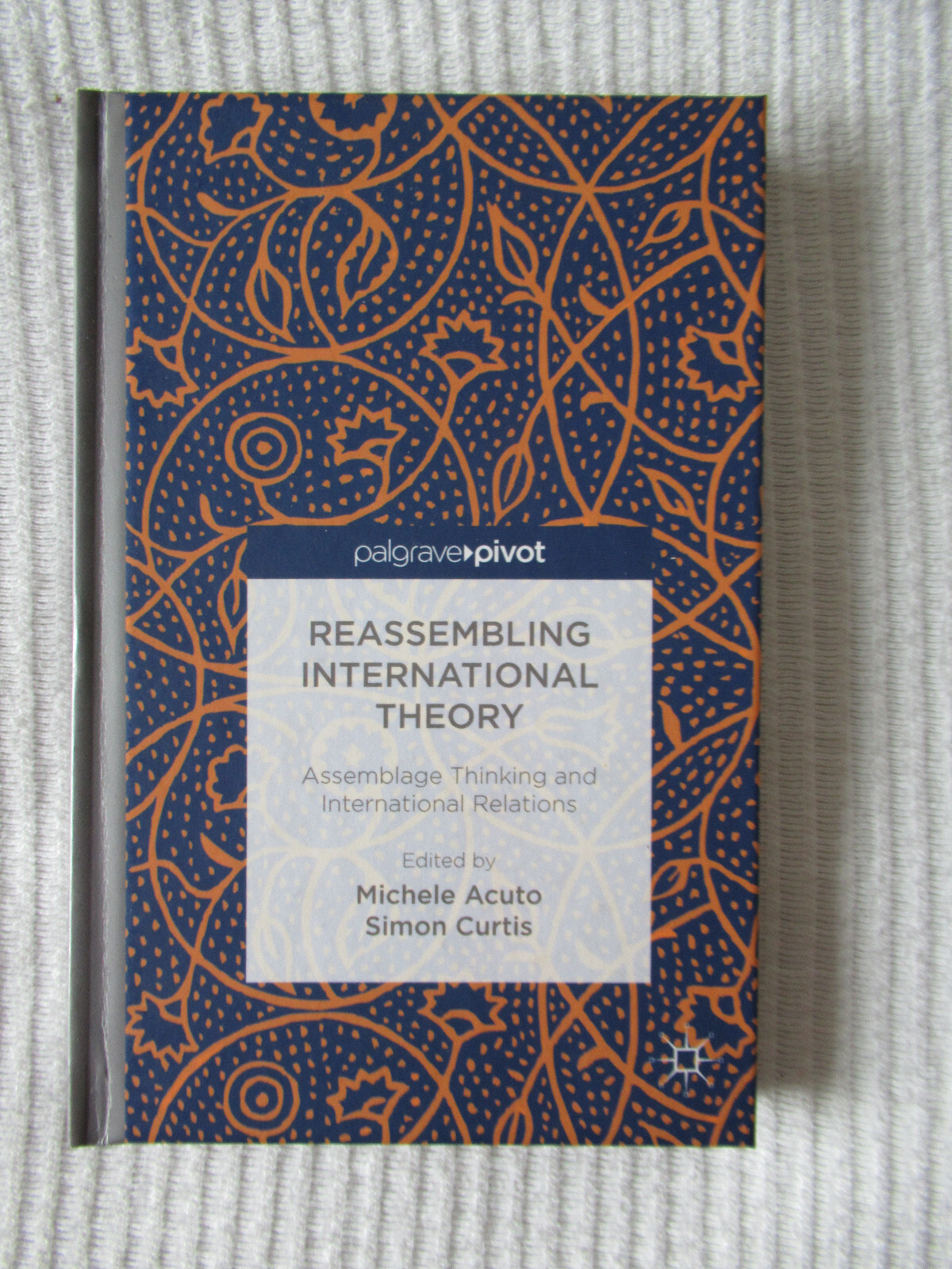 Reassembling International Theory ed by Michele Acuto & Simon Curtis (HC) VG