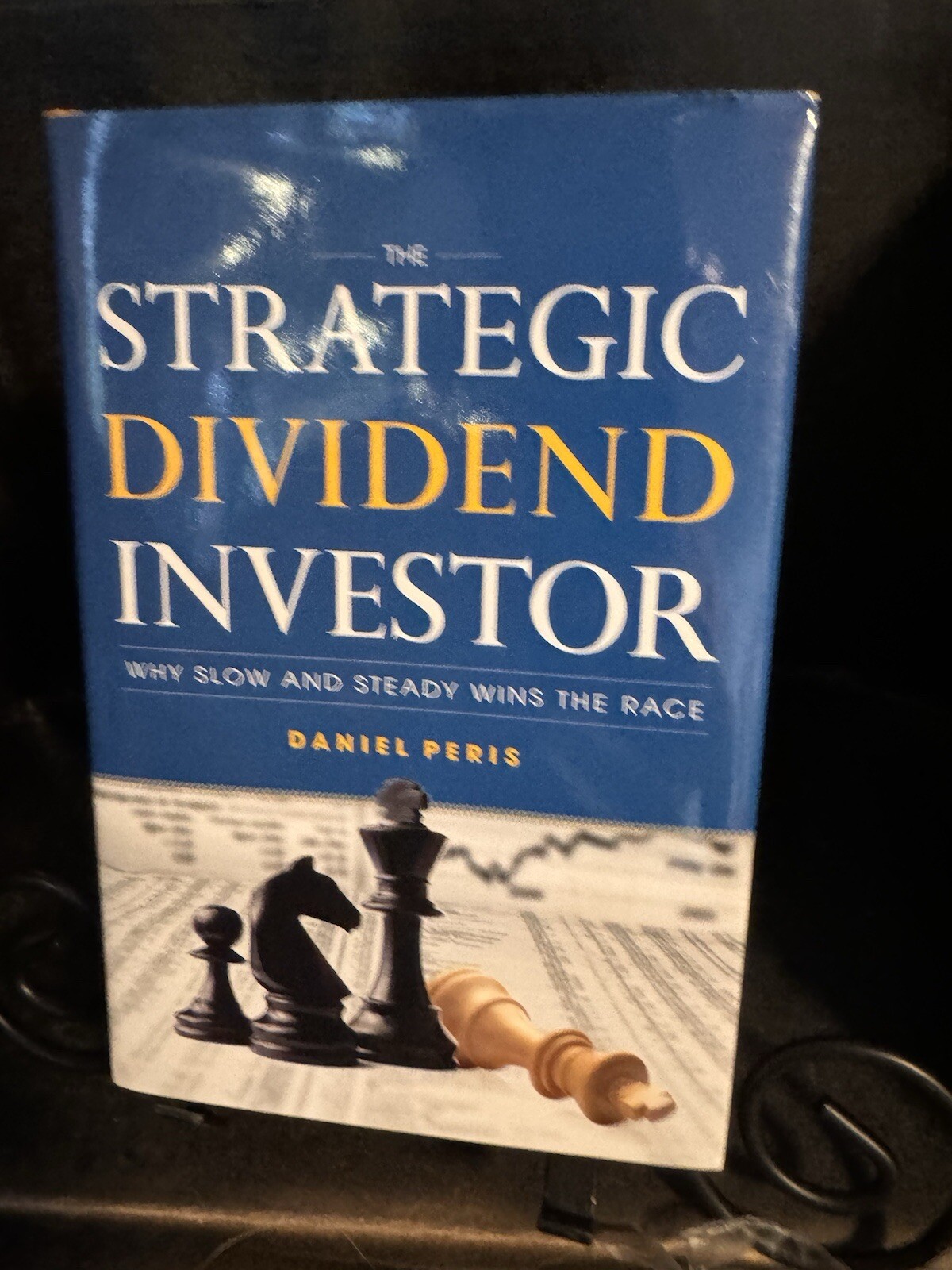 THE STRATEGIC DIVIDEND INVESTOR By Daniel Peris – Hardcover **BRAND NEW**